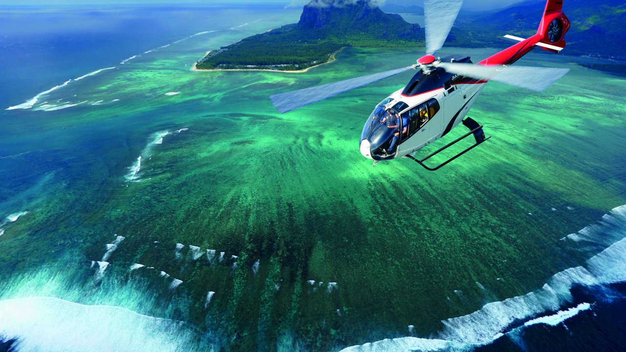Let vrtulníkom nad ostrovom