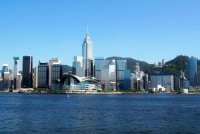Pohled od moře na moderní metropole Hongkong