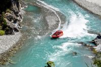 Kromě bungee jumpingu si můžete v Queenstownu sjet třeba divokou řeku.