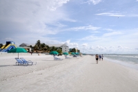 Fort Myers Beach přímo vybízí i k romantickým procházkám při západech slunce