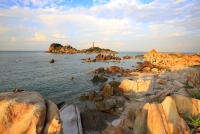 Nebe a maják v dáli u skal na pobřeží Phan Thiet.