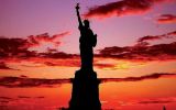 Socha Svobody: Symbol USA zažil parašutistu v pochodni a vyhlíží velkou vodu