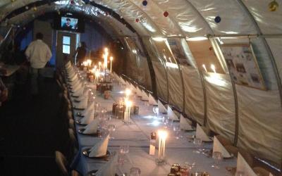 Union Glaceir Camp - slavnostní tabule