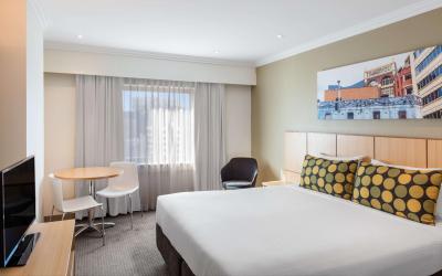 travelodge-hotel-sydney-guest-room-queen-01-2016-2