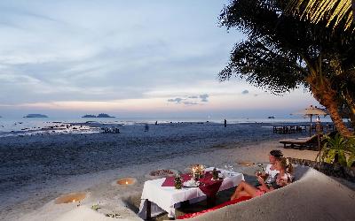 ckc-sand_sofa_barefoot_dining