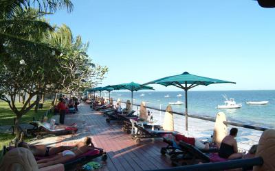 Terasa s ležadlami a pláž | Bamburi Beach Hotel