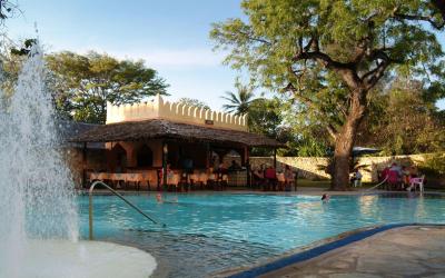 Zadný bazén a snack bar | Bamburi Beach Hotel