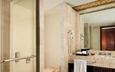 Grande Room Bathroom