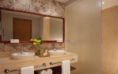 Deluxe Pool View Bathroom