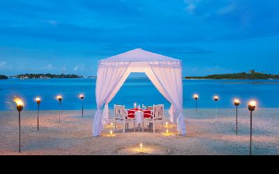 Romantic dinning on the beach