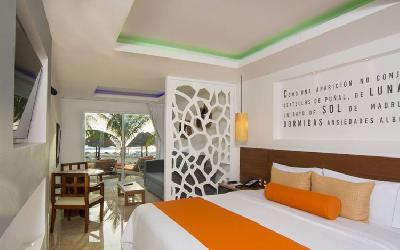 Swim Up Junior Suite