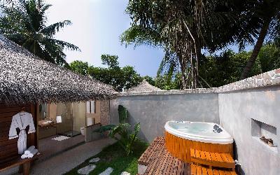 Beach Bungalow - Outdoor Bathroom with Jacuzzi