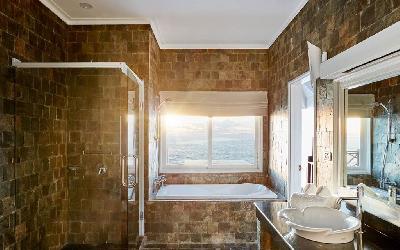 Aqua Suite Bathroom