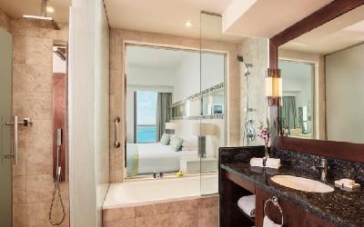 Sea View Junior Suite Bathroom