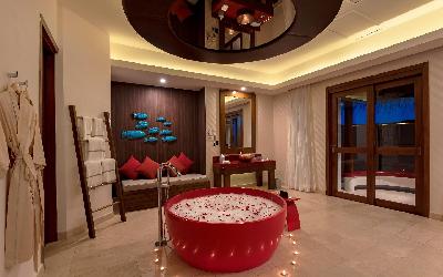 Honeymoon Water Suites with Pool Bathroom