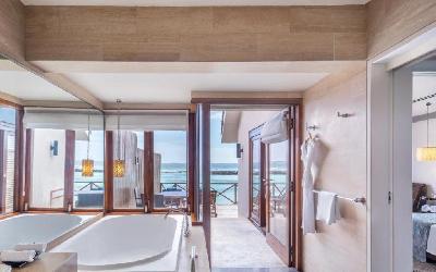 Premium Water Villa Bathroom