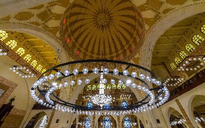 Mešita Al-Fatih - hlavní síň s křišťálovým lustrem od Swarowski
