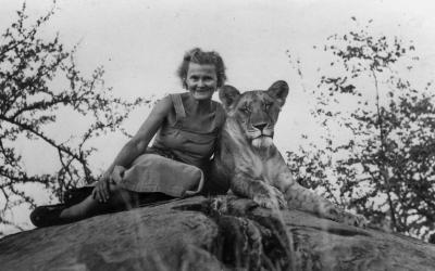 Joy Adamson s lvicí Elsou v Samburu National Park | Keňa