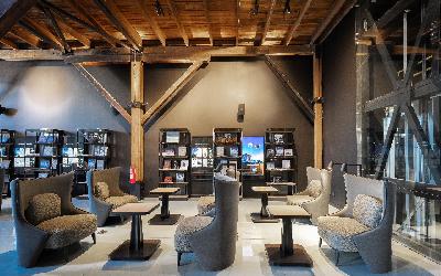 Explorers House - knihovna