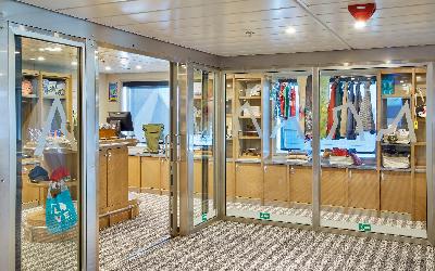 Palubní obchod nabízí suvenýry i vybavení