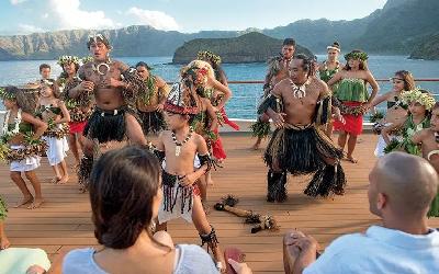Představení místní kultury přímo na palubě